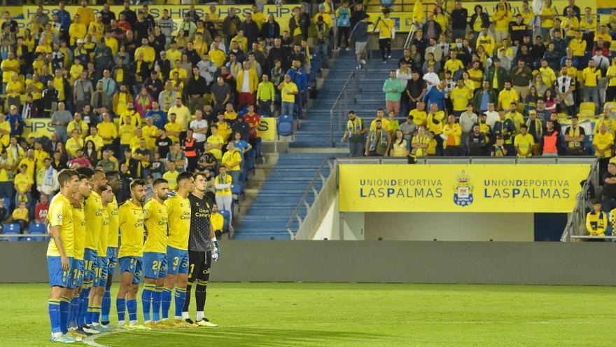 En la imagen, los jugadores titulares de la UD Las Palmas durante el minuto de silencio guardado ayer en el Estadio de Gran Canaria por la familia Rodríguez. | | ANDRÉS CRUZ