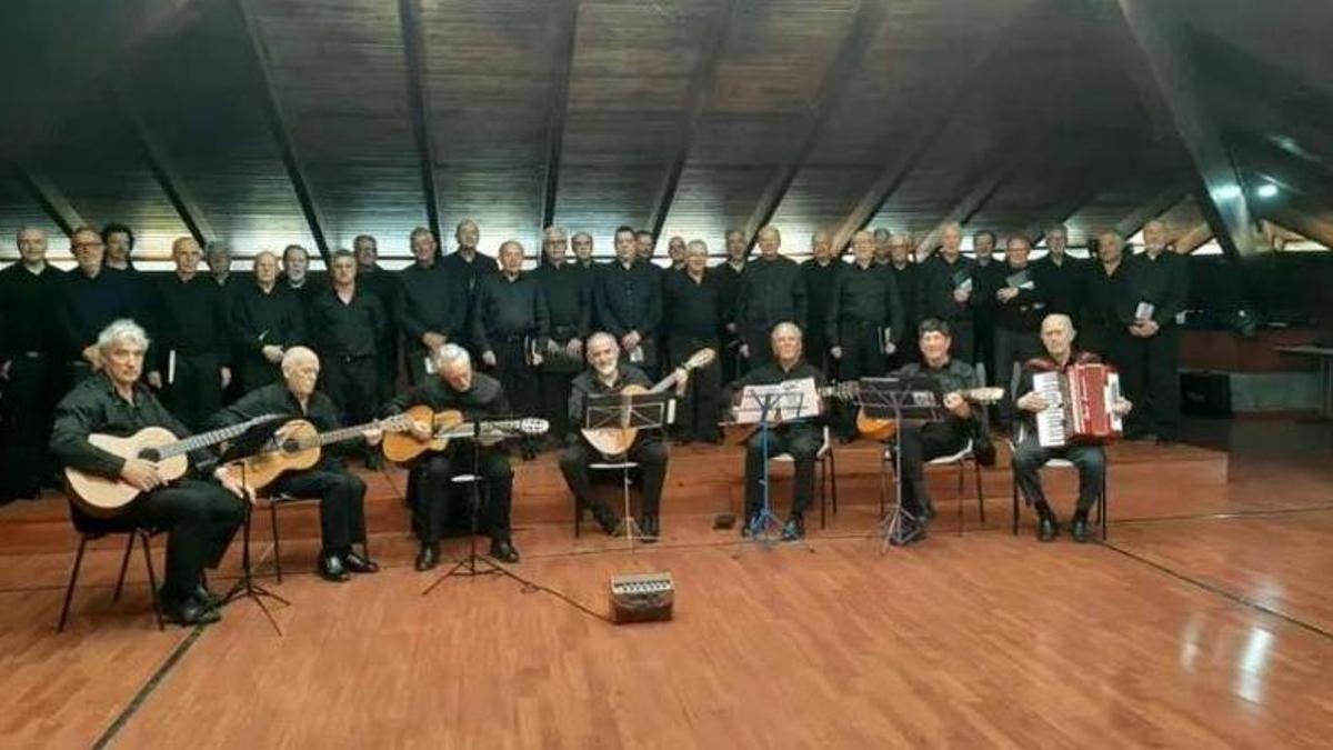 El coro "Los Lunes a las ocho" en una actuación en Salas el año pasado.