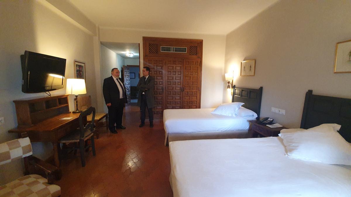 El director del Fernando II, Gaspar Vallés, y el alcalde de Benavente Luciano Huerga en una habitación del Parador.