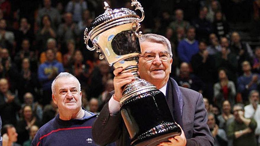 Miki Vukovic, con el trofeo logrado en 1998.