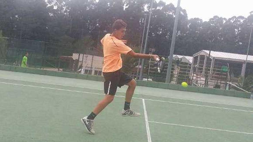 Javier Amantegui, durante el partido de cuartos que ganó ayer. // FDV