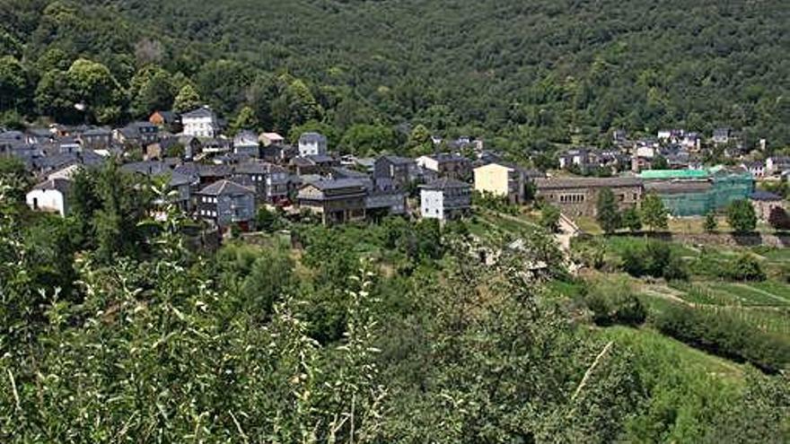 Vista de San Martín con el monasterio enmallado a la derecha. S.