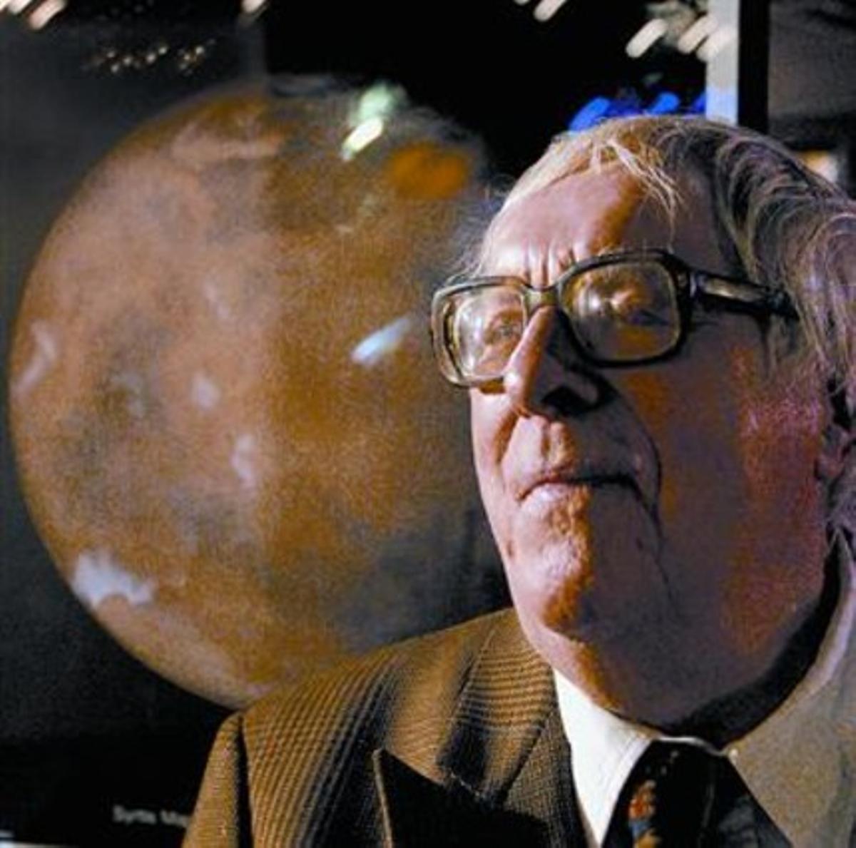 Ray Bradbury, el dia del seu 83 aniversari, davant d’una fotografia de Mart. Ray Bradbury, el dia del seu 83 aniversari, davant d’una fotografia de Mart.