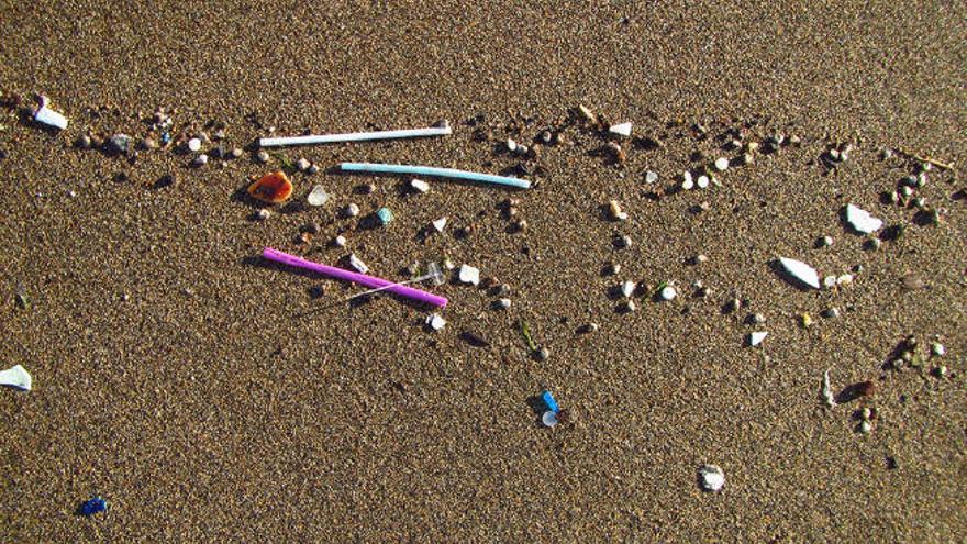 Foto de bastoncillos y otros residuos plásticos encontrados en la zona de La Cícer, en la playa de Las Canteras, en Las Palmas de Gran Canaria.