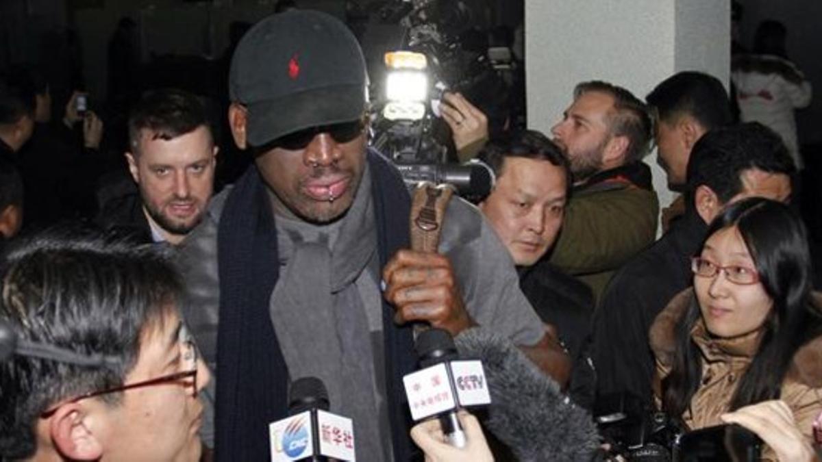 Rodman, rodeado de periodistas, al llegar al aeropuerto de Pionyang, este martes.