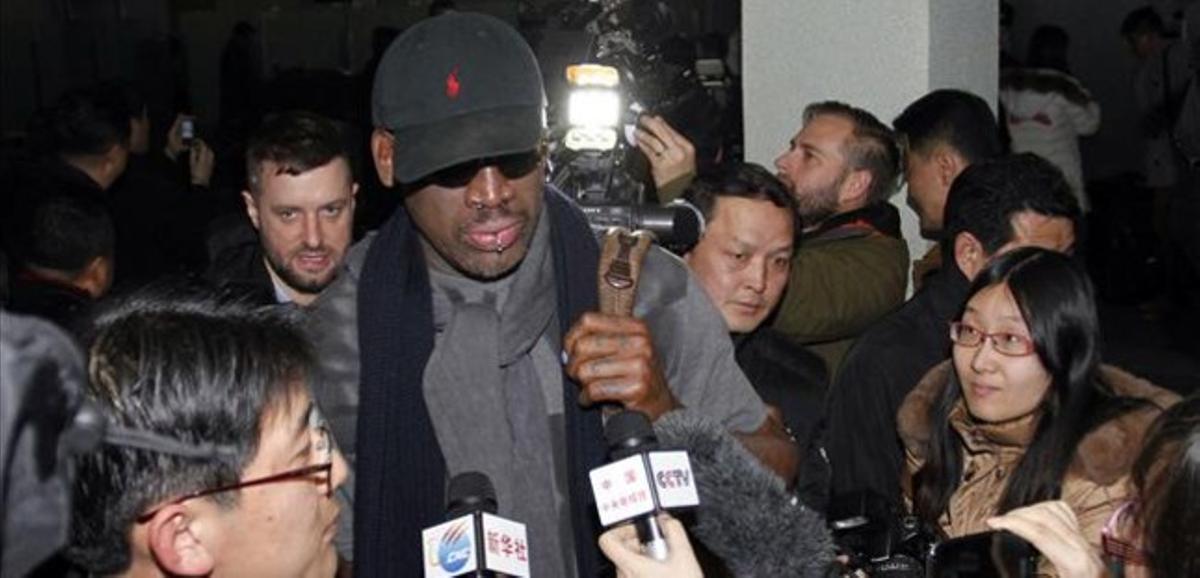Rodman, envoltat de periodistes, a l’arribar a l’aeroport de Pyongyang, aquest dimarts.