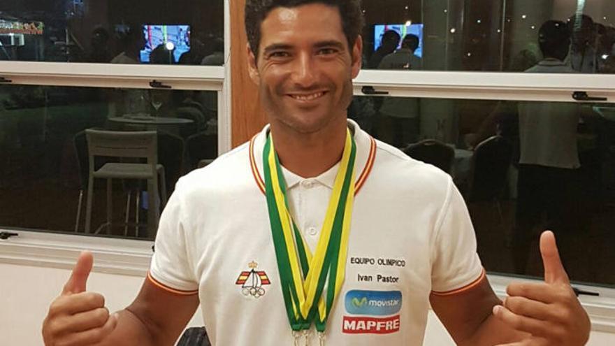 Ivan Pastor, con las tres medallas que se colgó en su octavo Mundial Raceboard