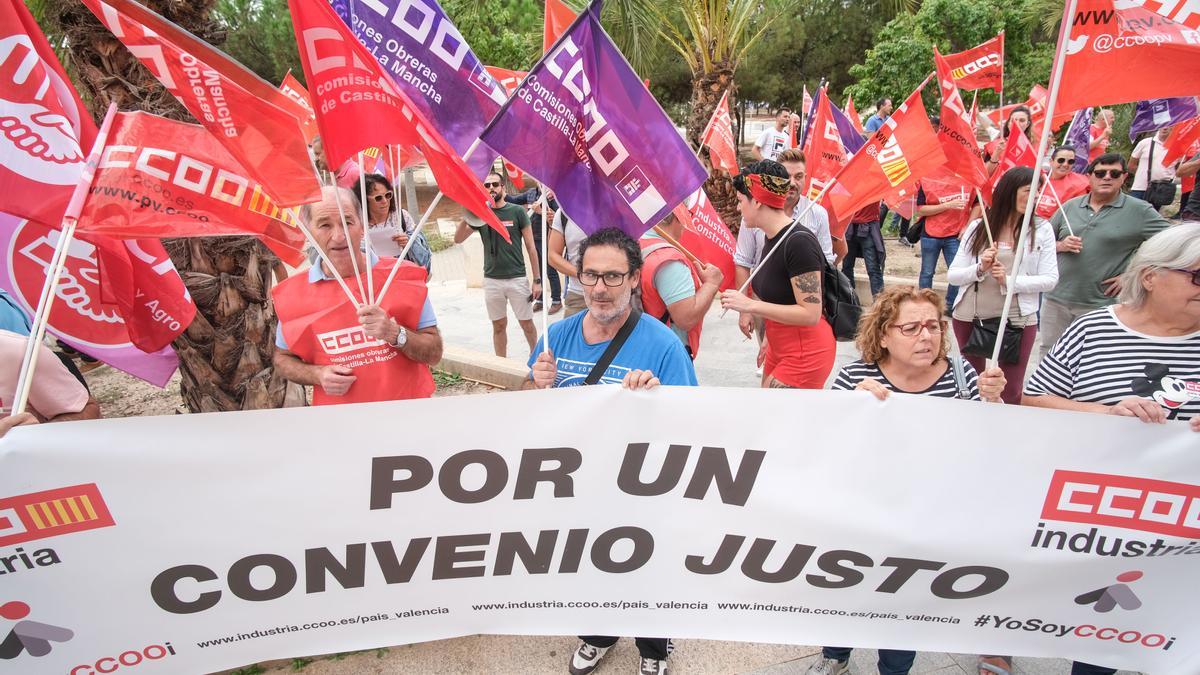 Protesta sindical ante la sede la patronal en Elche.