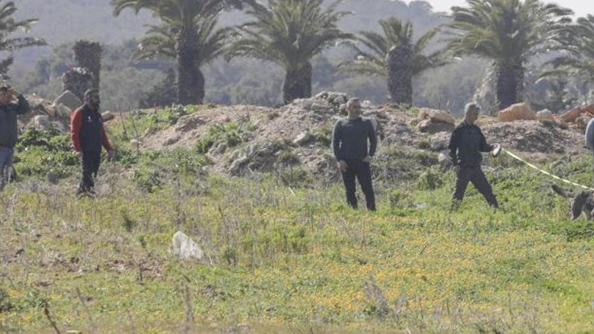 Guardias civiles inspeccionan con perros la finca cerca del lugar donde desapareció Malén.