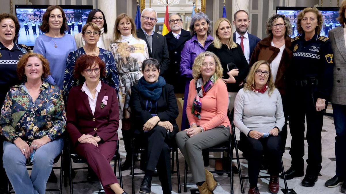 Las policías homenajeadas posaron con Sandra Gómez, Joan Ribó, Virginio Fuentes y Aarón Cano. | MAO