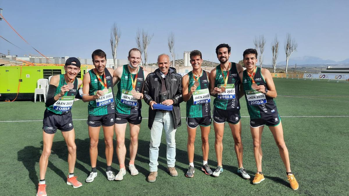 El equipo absoluto masculino de Extremadura festeja su bronce.