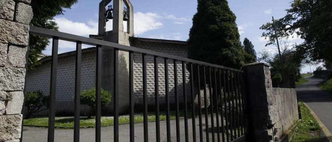 El portón que cierra el recinto religioso de Cancienes.