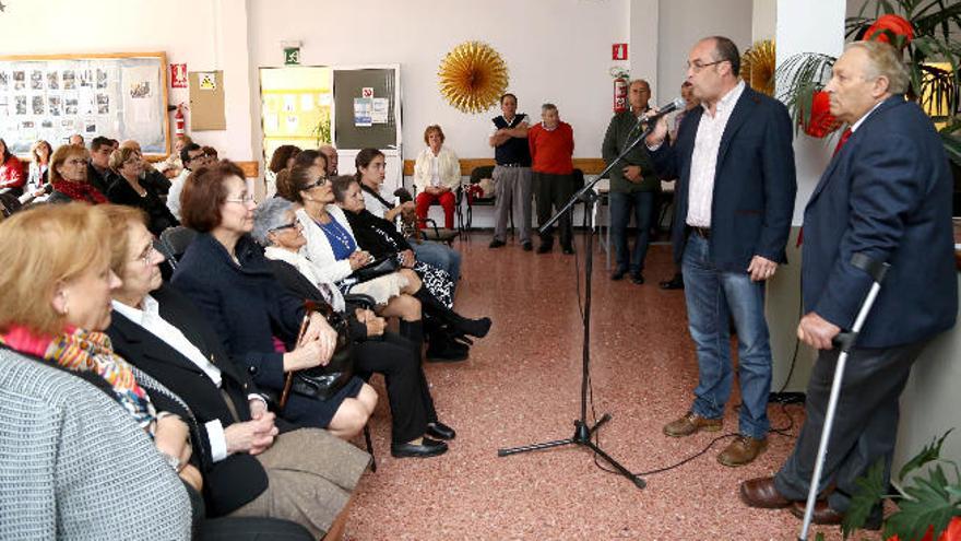 El alcalde, Dámaso Arencibia, se dirige a los mayores.