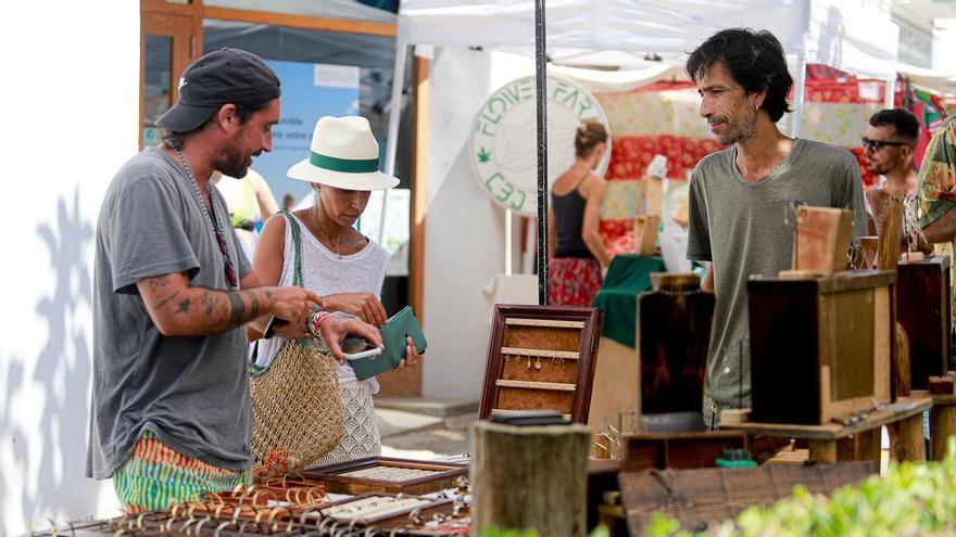 El mercadillo de Sant Joan reabre entre protestas de los vendedores excluidos