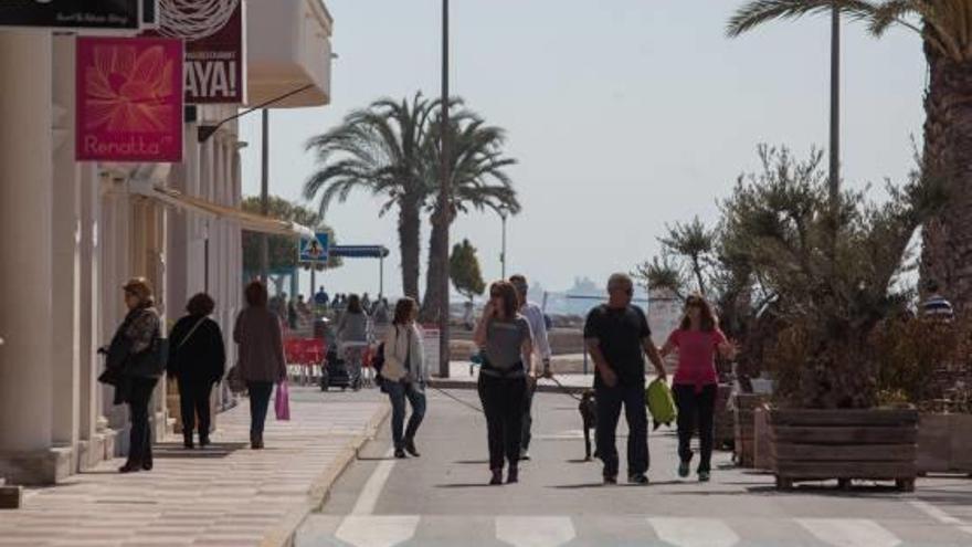 La avenida González Vicén en Santa Pola cerrada al tráfico en imagen de archivo.