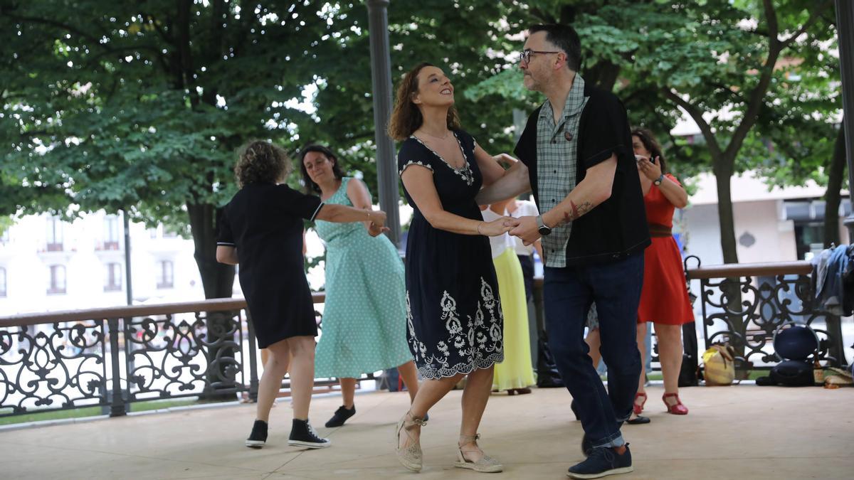 Óscar Sánchez bailando con una participante en el clandestino del parque del Muelle