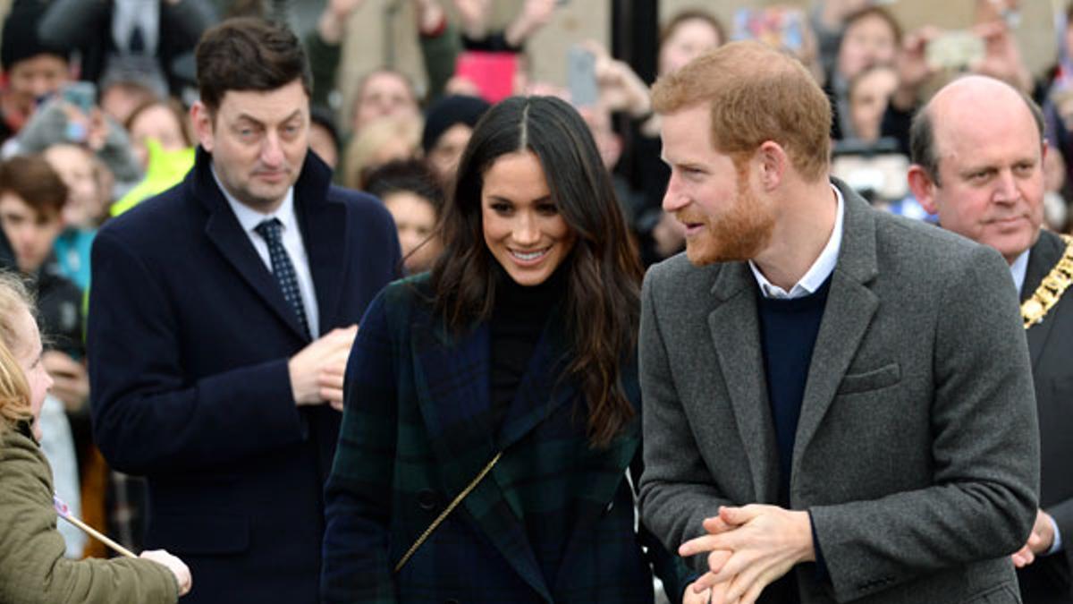 Meghan Markle con abrigo de Burberry y bolso de Strathberry