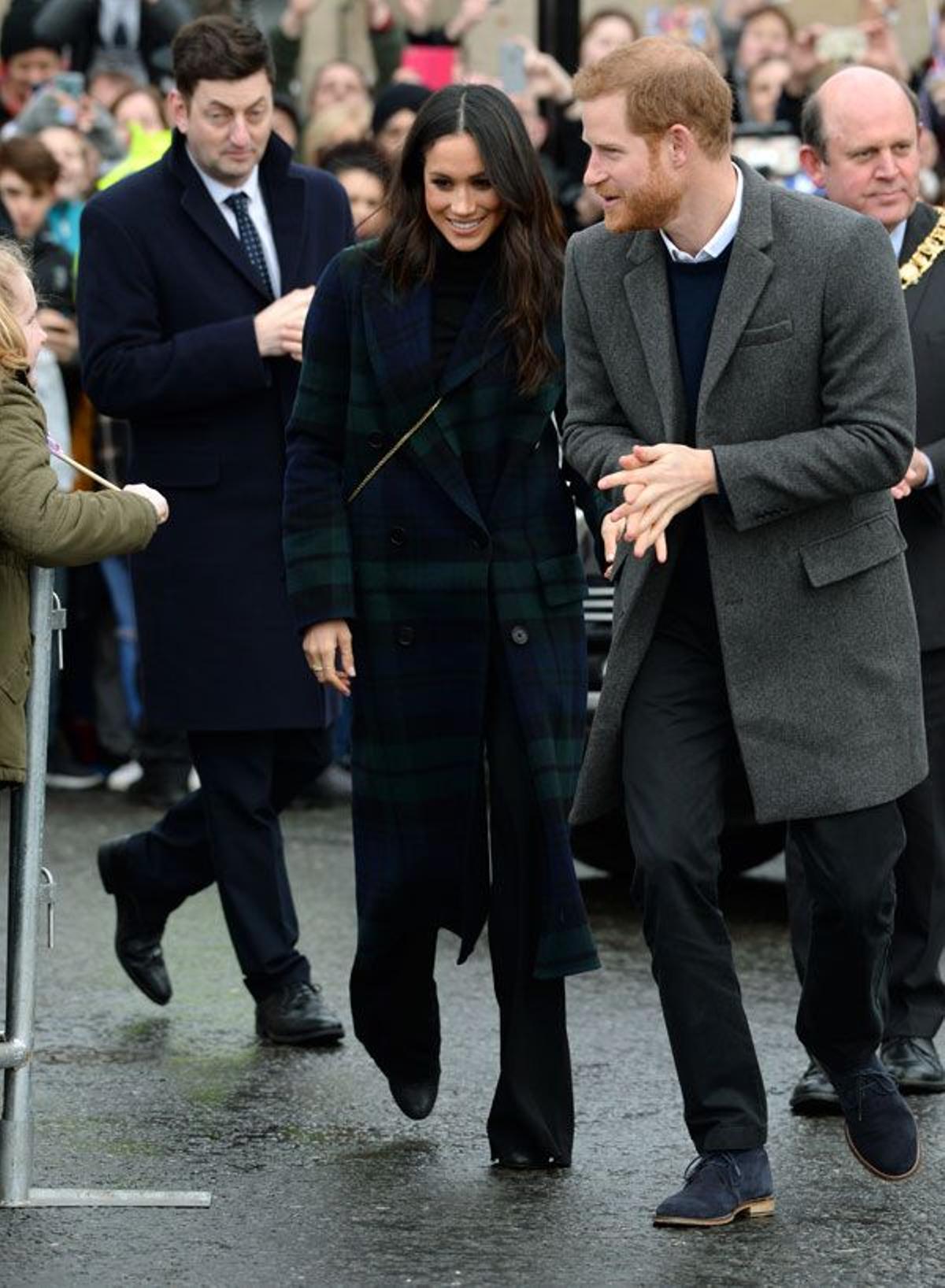 Meghan Markle con abrigo estampado de Burberry junto al príncipe Harry