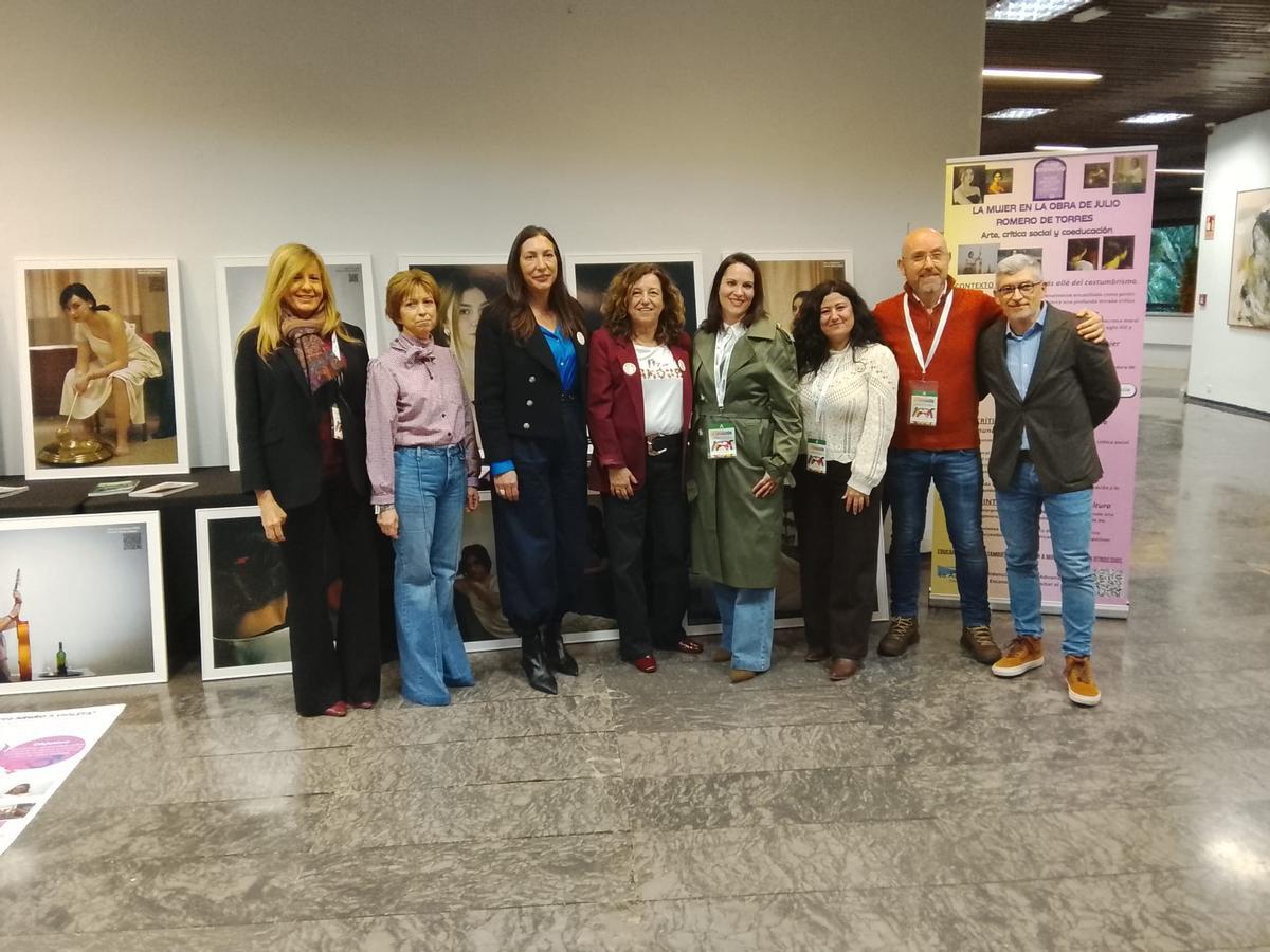 Autoridades del Gobierno andaluz con profesionales de La Aduana.