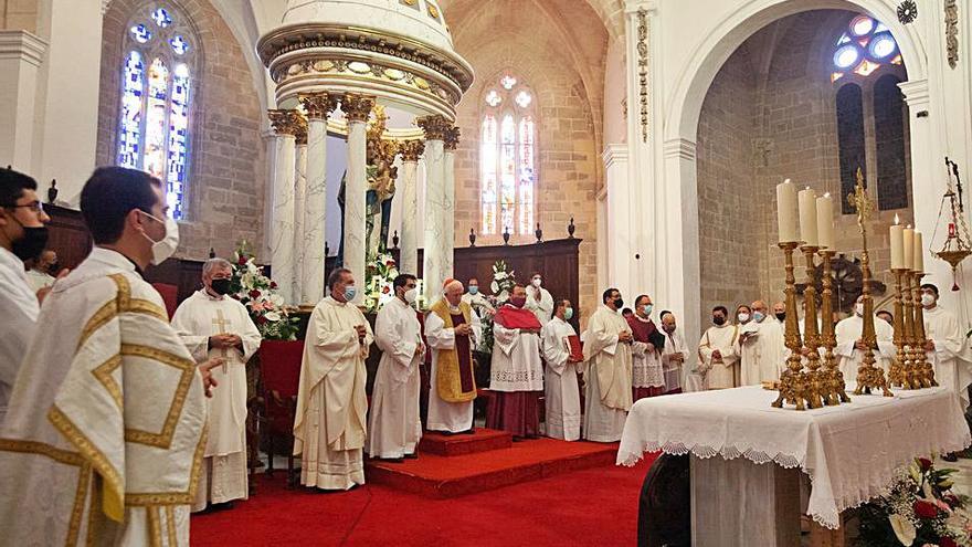 Todos los religiosos de la diócesis y algunos venidos de la Península participaron en la ordenación.