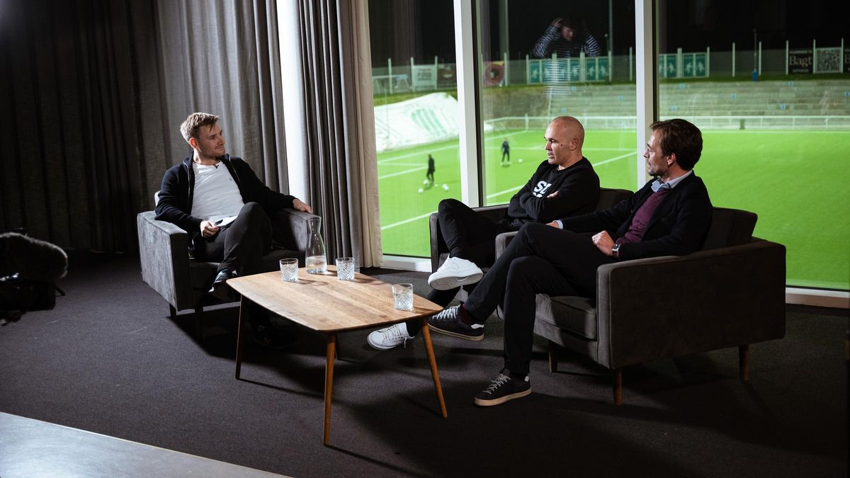 Iniesta y Jaume Sabater, fundador de Stoneweg, durante una entrevista con la televisión danesa en Helsingør.