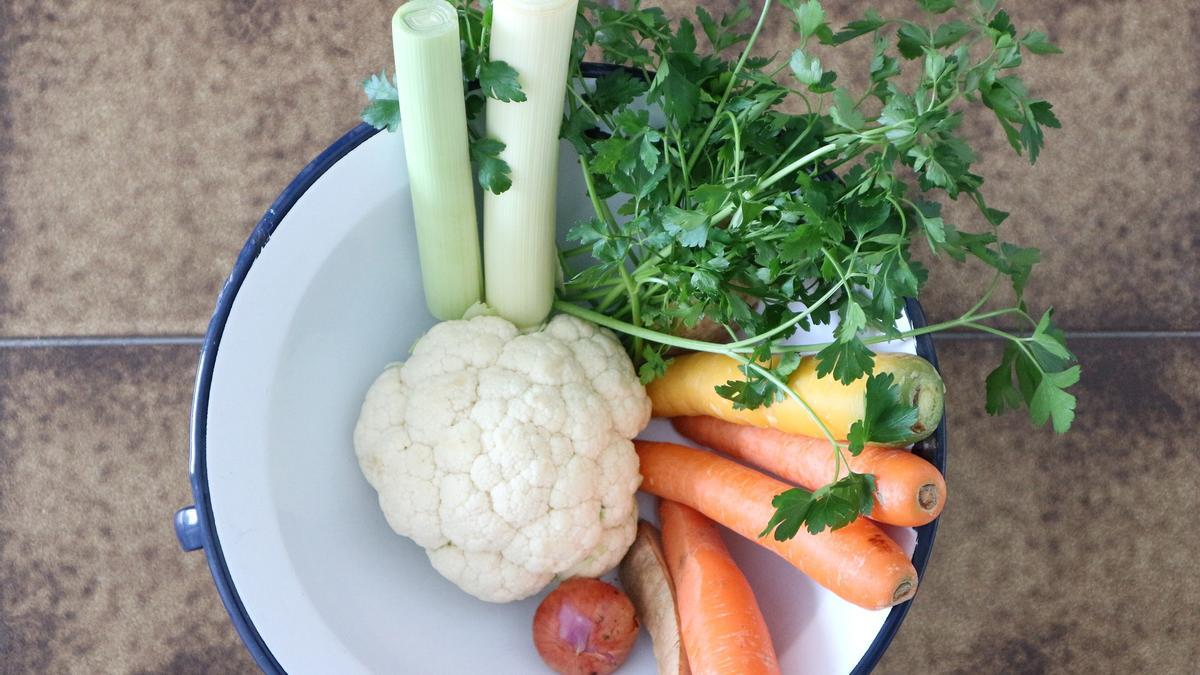 Preparar la sopa de coliflor adelgazante es muy fácil.