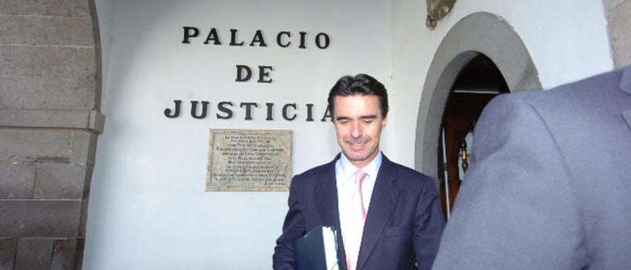 José Manuel Soria sale de la sede del Tribunal Superior de Justicia de Canarias tras prestar declaración cuando estuvo imputado por el &#039;caso Salmón&#039;.