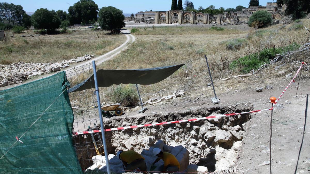 Trabajos arqueológicos en la Plaza de Armas de Medina Azahara