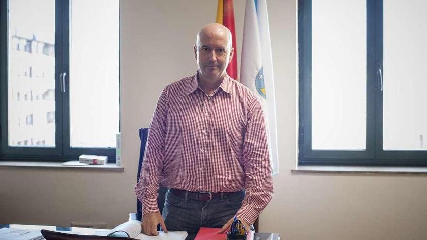 El fiscal de Menores de Ourense, José Manuel Ucha, en su despacho. // Brais Lorenzo