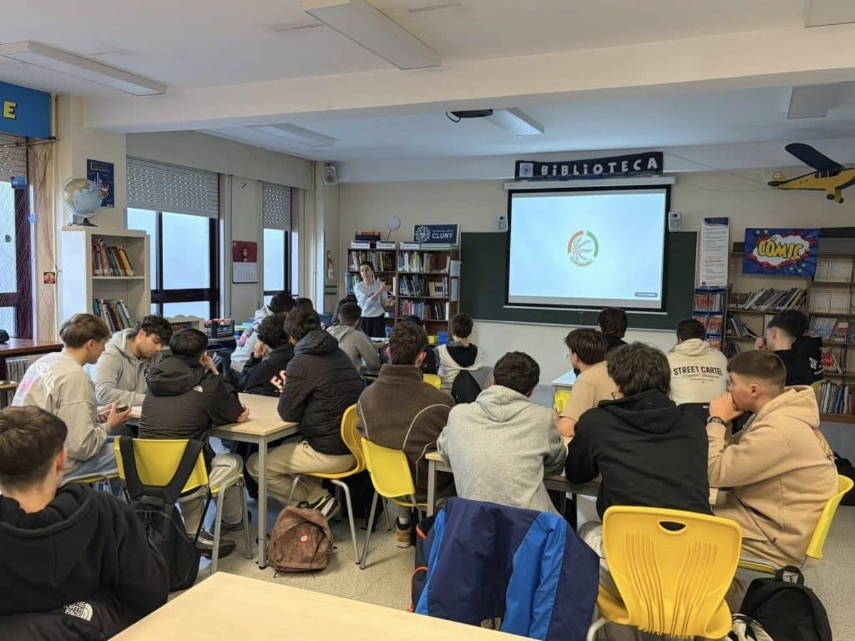 Clase con los futuros árbitros sobre las claves de la sostenibilidad en el deporte base.