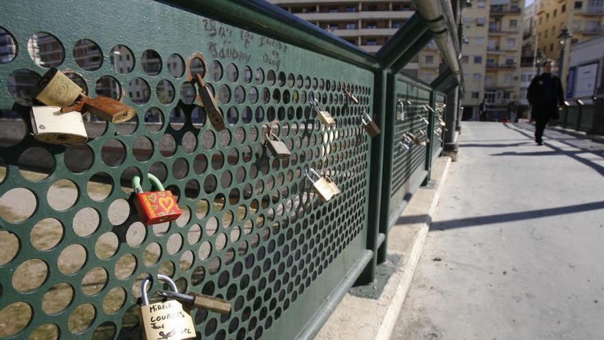Candados en el puente del CAC, en el Guadalmedina