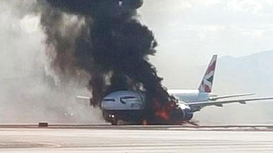 El avión sufrió un aparatoso incendio.