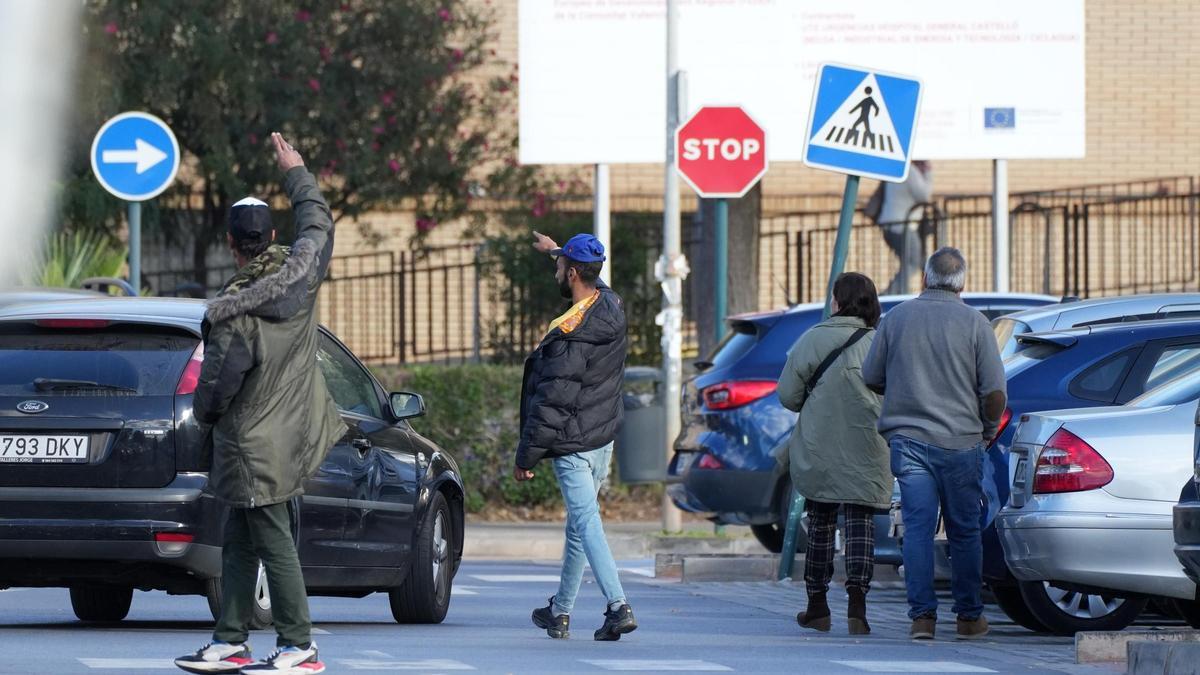 Gorrillas señalando espacios disponibles para aparcar en los alrededores del Hospital General de Castelló.