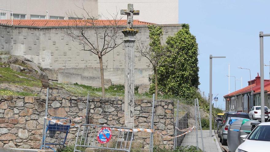 Cruceiro de Labañou, con líquenes y una pintada vandálica.