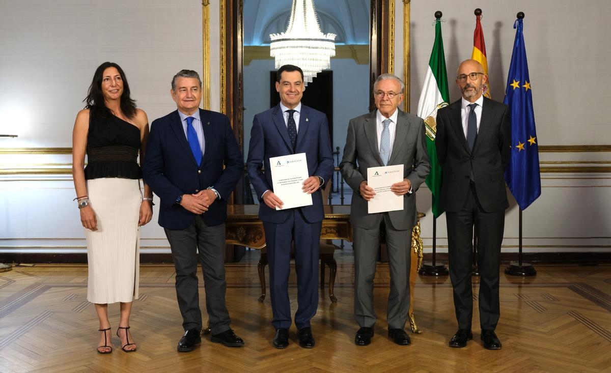 Un momento de la firma del convenio de colaboración entre la Junta de Andalucía y la Fundación 'La Caixa'
