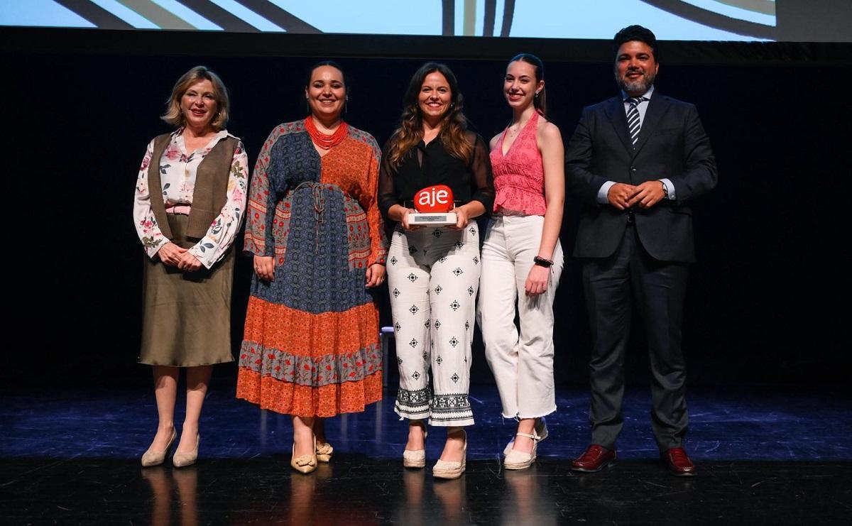 Los representantes de Comienzos, galardonada como Inicaitiava Emprendedora por AJE Málaga.