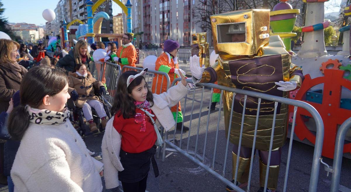 Mucho colorido y más caramelos en la Cabalgata de los Reyes Magos en Vigo