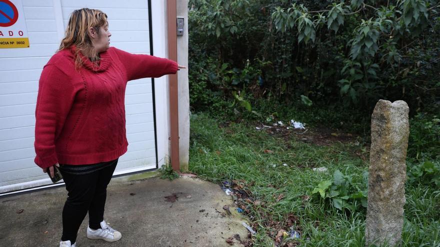 La vecina señala la zona descampada donde se halló la maleta.