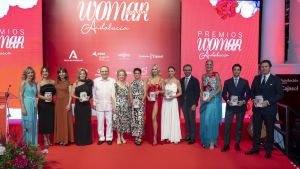 De izquierda a derecha: Ainhoa Moll; directora editorial y adjunta a la presidencia de Prensa Ibérica, Verónica Sánchez, Mayka Sánchez; directora de Woman, María Rosa Durán, Javier Moll; presidente de Prensa Ibérica, Arantza Sarasola; vicepresidenta de Prensa Ibérica y editora de Woman, María Pérez, Águeda López, Carmen de la Puerta, Aitor Moll; consejero delegado de Prensa Ibérica, Laura Sánchez, Nicolás Montenegro y Cayetano García.