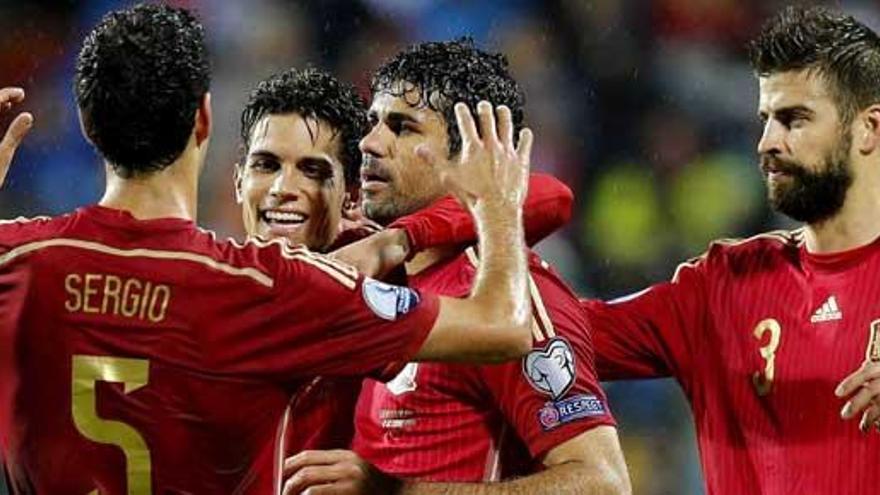 Costa, felicitado por el resto de futbolistas tras su gol.
