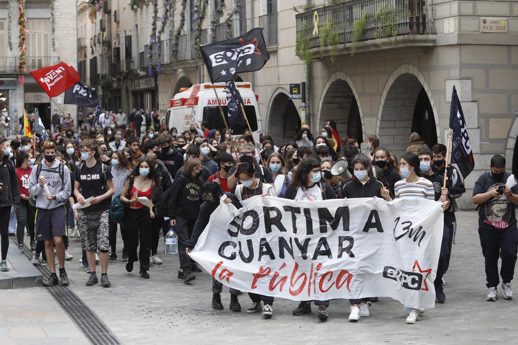 Universitaris es manifesten a Girona per acabar amb la «crisi educativa»