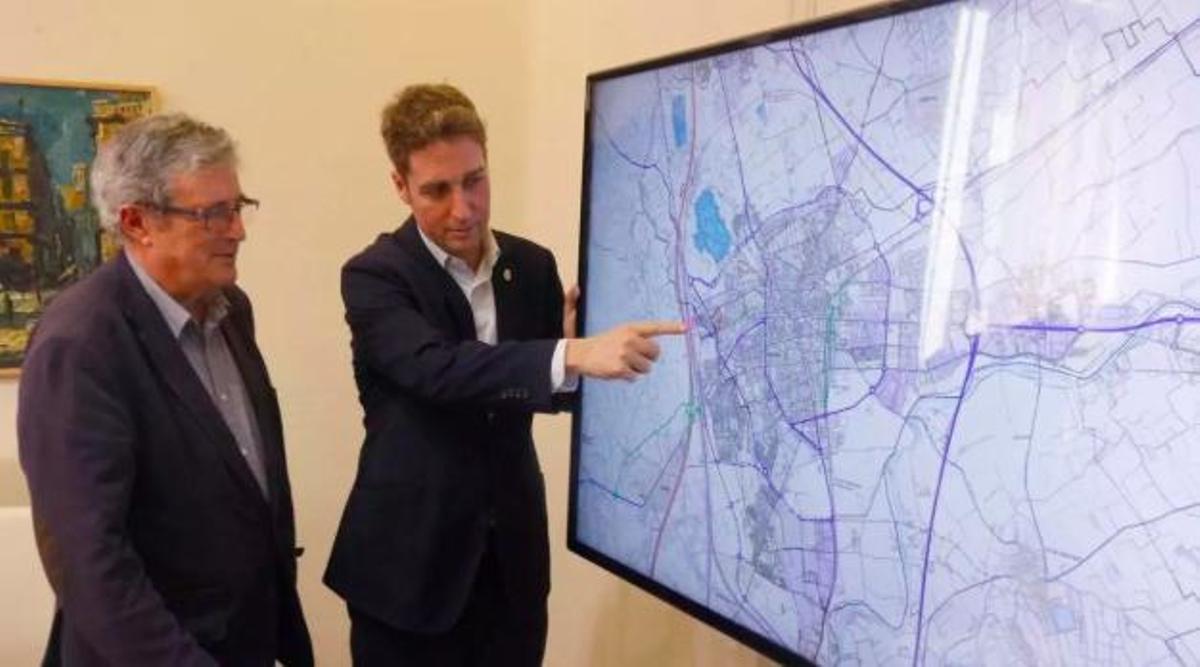 L'alcalde de Figueres i el president del comissionat miren les actuacions, el març de l'any passat.