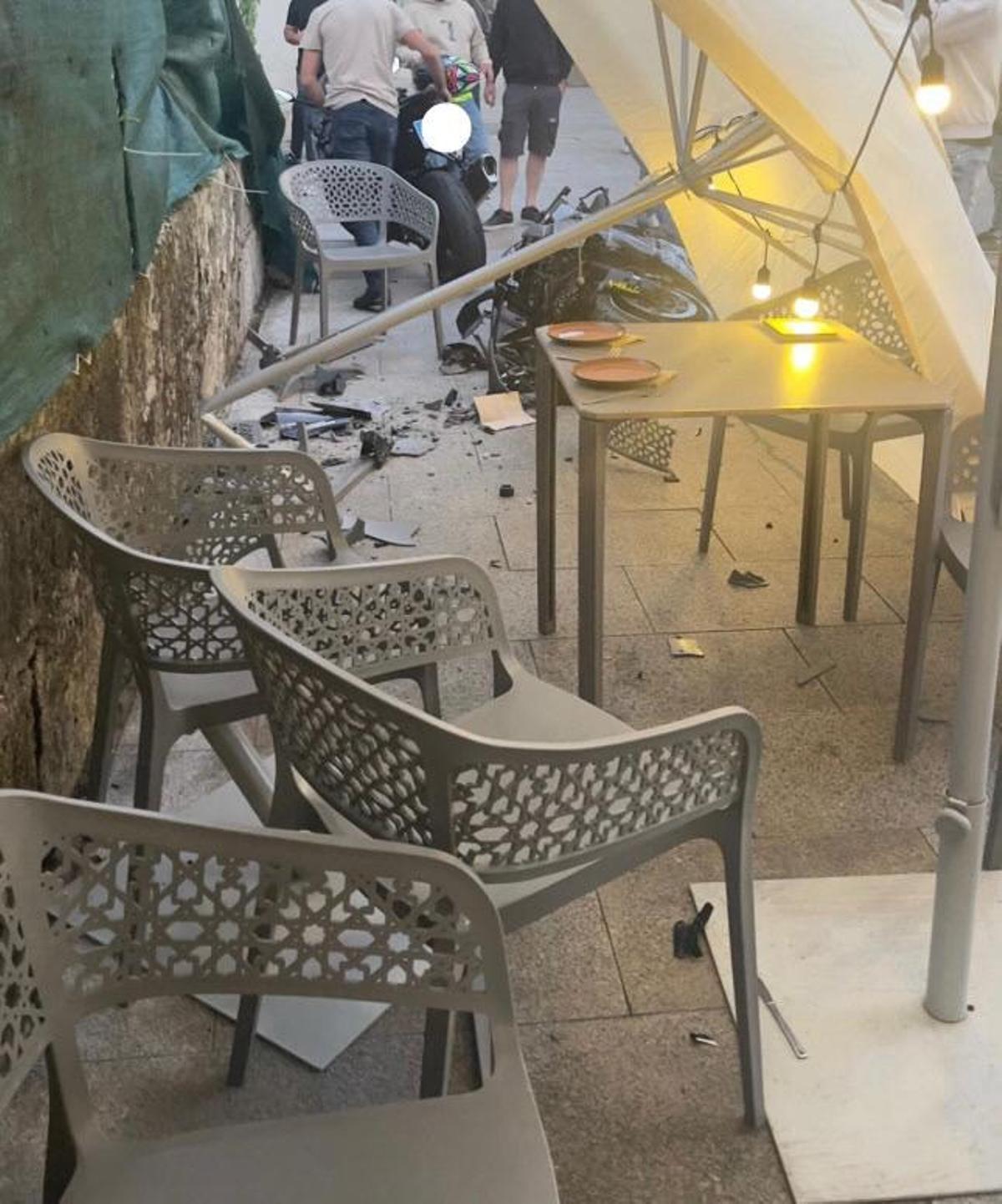 Otra imagen de la terraza del restaurante Volver justo después del accidente del sábado.