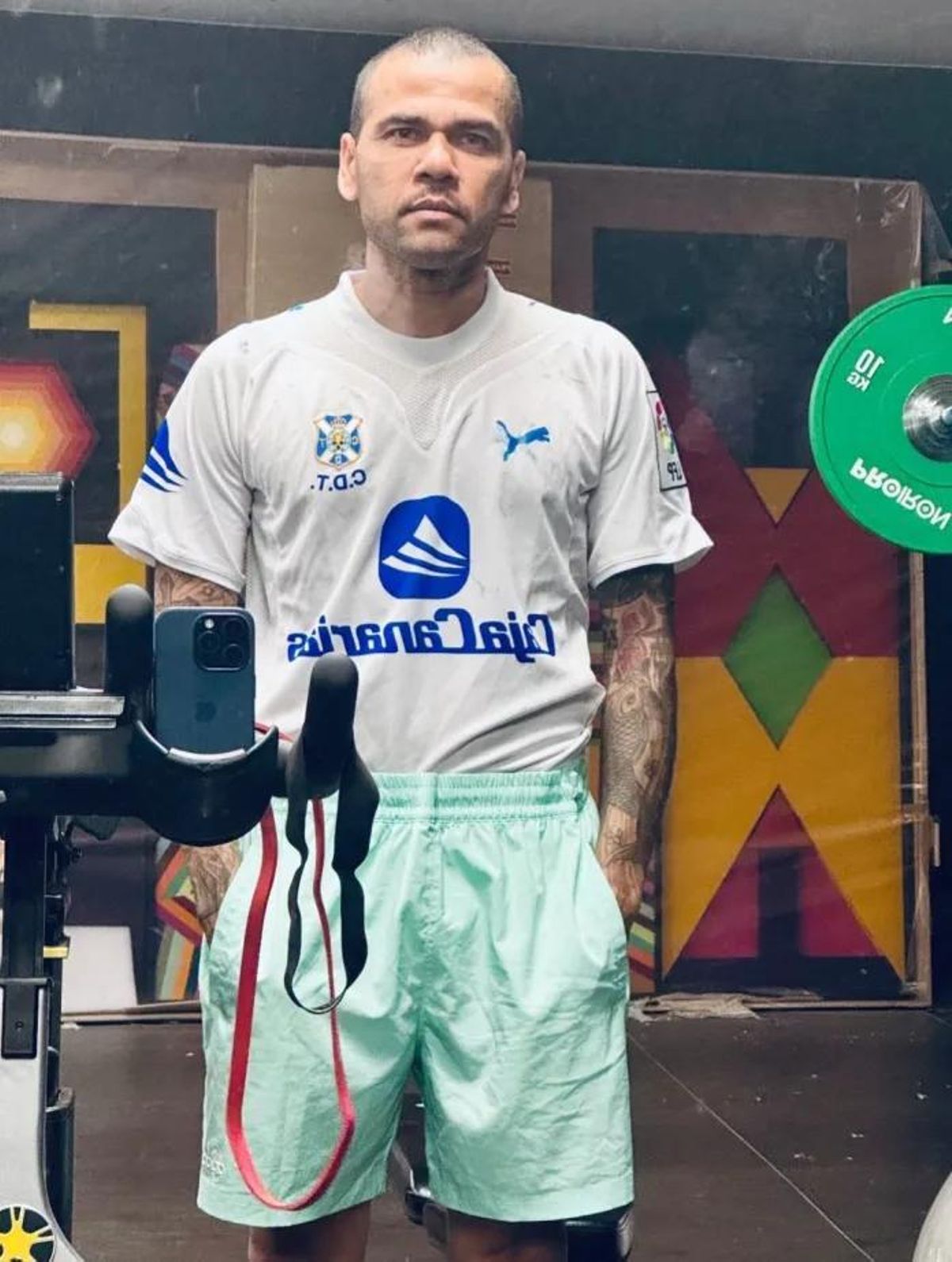 Dani Alves, con la camiseta del CD Tenerife