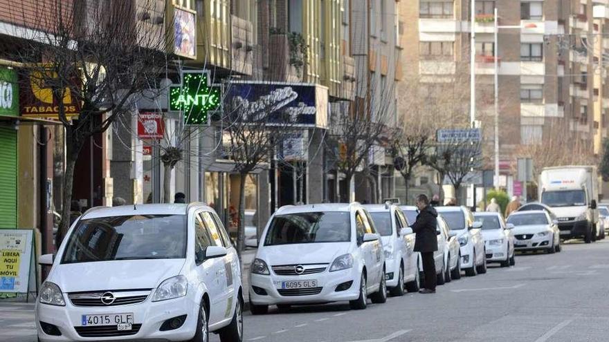 Taxis en la parada de la calle Manuel Llaneza, en el casco urbano de Mieres.