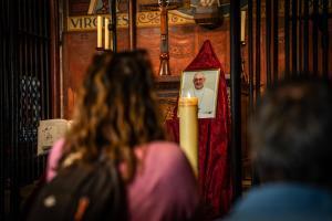 Devots del papa Francesc després de la seva mort: "No crec en Déu, però hi ha un abans i un després del seu papat"