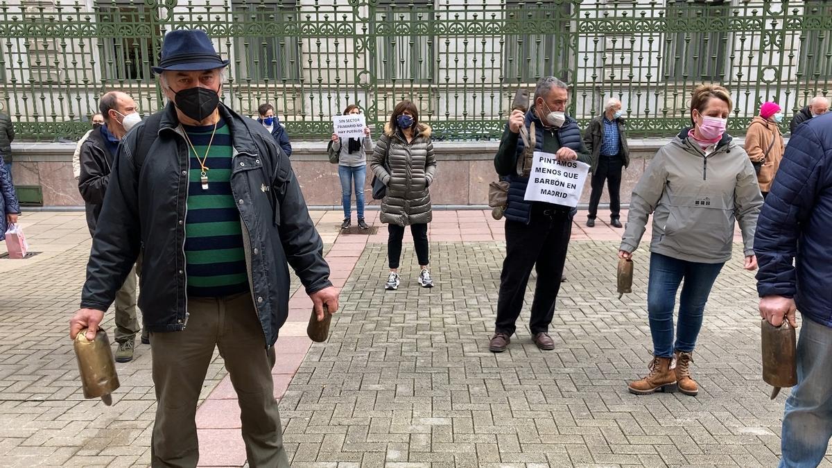 Cencerrada frente a la sede de Presidencia en Oviedo