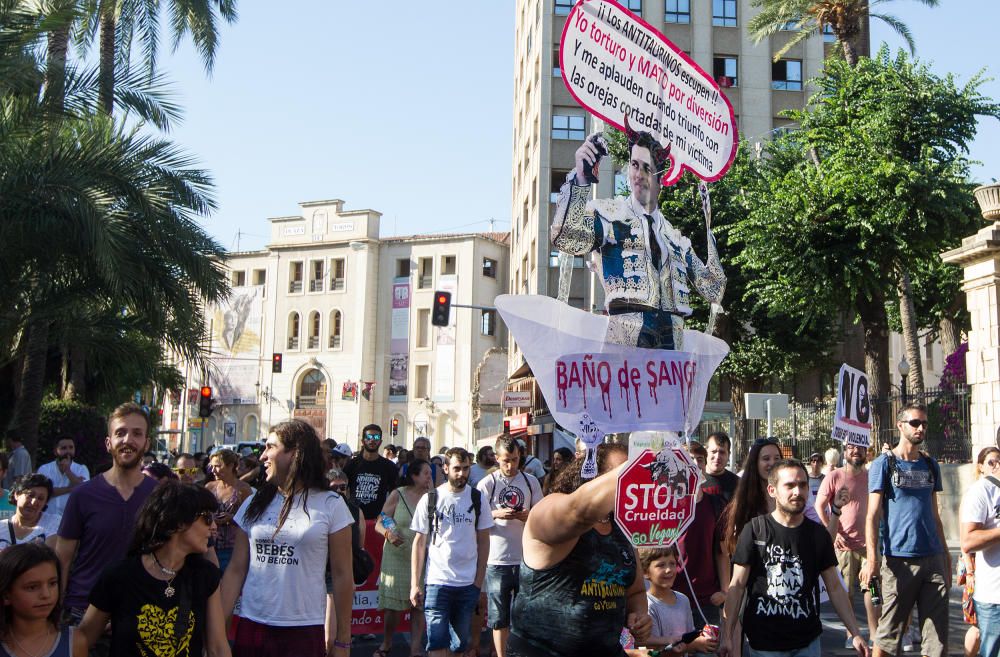 La manifestación organizada por la Asociación Animalista arrancó en la Plaza de la Estrella, finalizando en la Plaza del Ayuntamiento