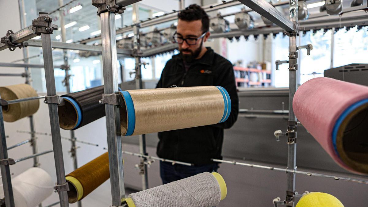 Bobinas de hilo elaboradas a partir de fibras recicladas en los laboratorios de Aitex.