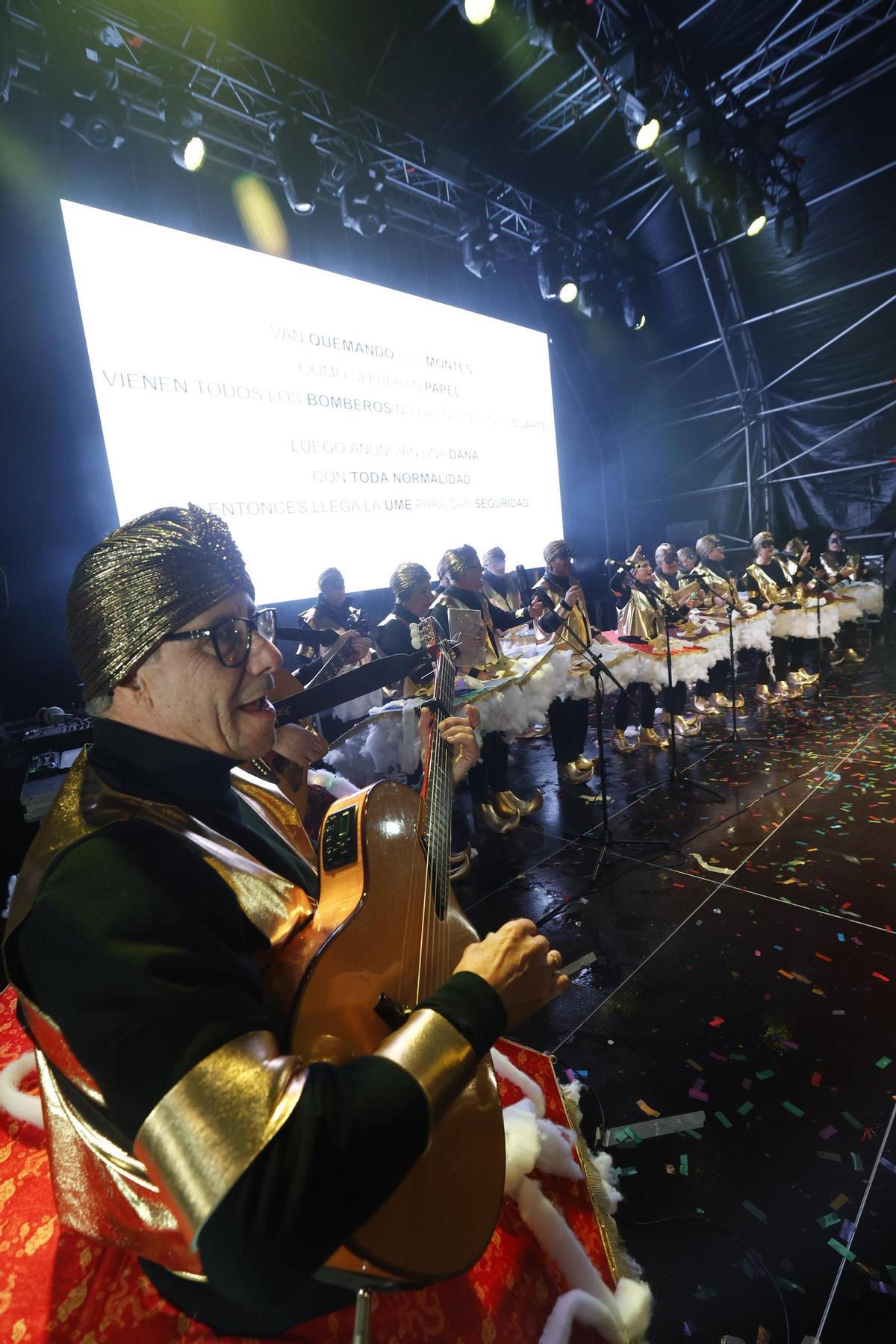 En imágenes: El concurso de murgas de Avilés bajo la lluvia En imágenes: El concurso de murgas de Avilés bajo la lluvia